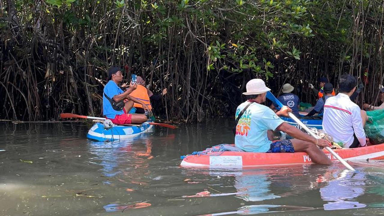 154,65 Ton Timbulan Sampah Akibat Banjir Bali