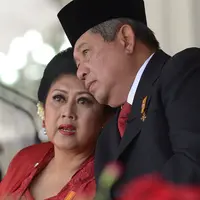 Presiden ke-6 RI Susilo Bambang Yudhoyono (SBY) bersama istri, Ani Yudhoyono memegang padi yang baru saja dipanen saat kunjungan di Karawang, Jawa Barat, 16 April 2013. (AFP PHOTO/PRESIDENSBY)