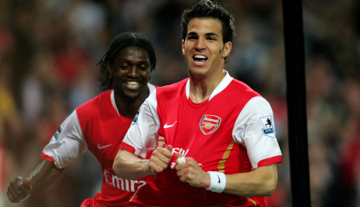 Cesc Fabregas yang baru saja pensiun pada Juli 2023 bersama Como menempati posisi ke-4 dalam daftar 5 besar pemain termuda yang mampu mencetak gol di Premier League Liga Inggris. Momen itu terjadi saat ia mencetak satu gol kala Arsenal menang 3-0 atas Blackburn Rovers pada laga pekan ke-3 Premier League musim 2004/2005 (25/8/2004). Saat itu usianya baru menginjak 17 tahun, 3 bulan dan 21 hari. (AFP/Chris Young)