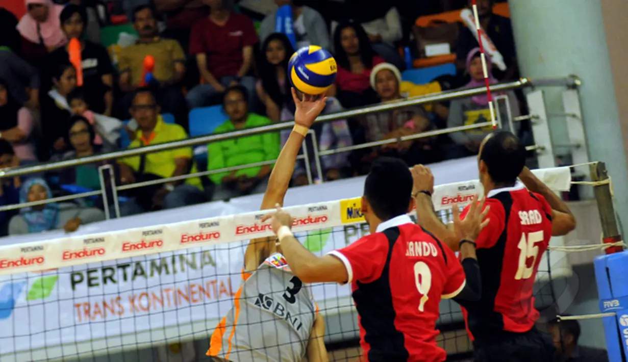Pevoli Jakarta BNI 46, Sigit Ardian (kiri) melakukan smesh saat berlaga melawan Surabaya Samator di Pertamina Proliga 2015 di Dome Sport Balikpapan, (6/2/2015). Surabaya Samator unggul 3-2 atas Jakarta BNI 46. (Liputan6.com/Helmi Fithriansyah)
