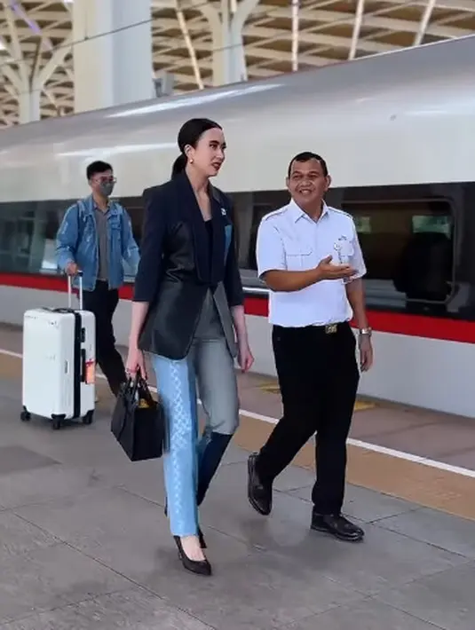 Naik kereta cepat Whoosh, Menpar Widi Wardhana tampil stylish dalam busana semi formal [@widi.wardhana]