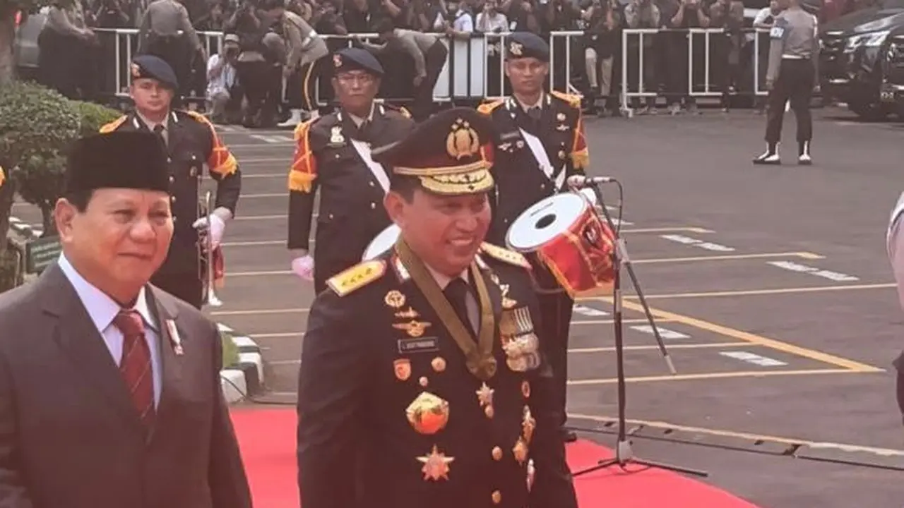 Menteri Pertahanan Prabowo Subianto menerima penganugerahan tanda kehormatan Bintang Bhayangkara Utama di Mabes Polri.