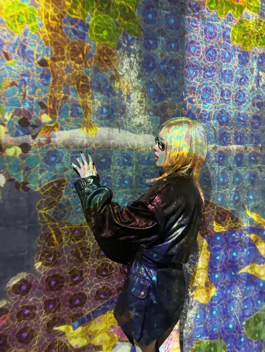 Mengunjungi museum, Rose tampil elegan pakai outer dress dari kulit berwarna hitam. [Foto: Instagram/roses_are_rosie]