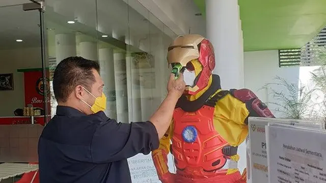 dokter kenakan APD superhero