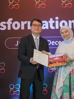 Lovita Kinta CMO eDental menerima sertifikat kelulusan Satnford Seeds.