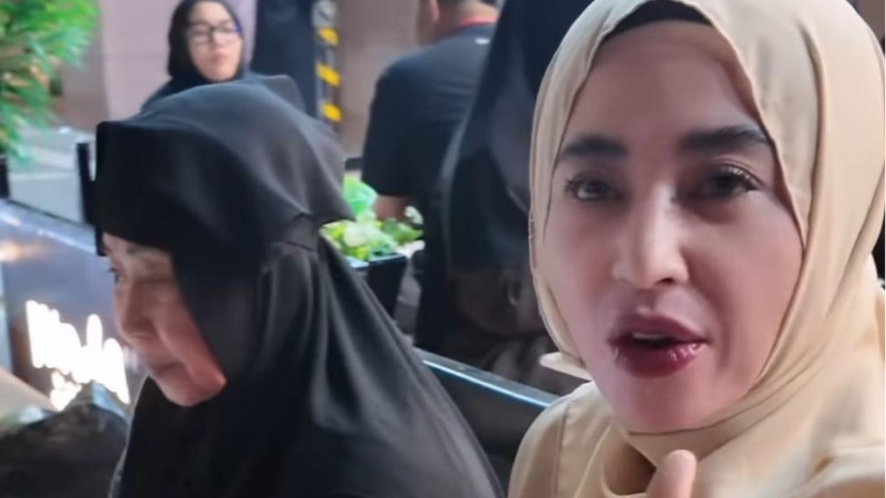 Dewi Perssik Nikmati Liburan di Turki Seusai Umrah, Tampilannya Dipuji Makin Awet Muda