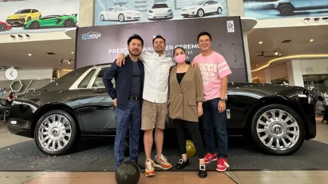 Raffi Ahmad membeli mobil mewah Rolls Royce Phantom seharga Rp 20 miliar