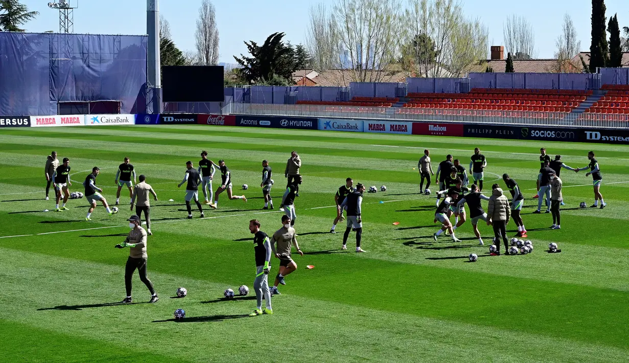 Para pemain Atletico Madrid mengikuti sesi latihan di tempat latihan klub menjelang leg kedua babak 16 besar Liga Champions kontra Chelsea di Majadahonda, Senin (16/3/2021). Atletico Madrid akan bertandang ke markas Chelsea di Stamford Bridge pada Kamis (18/3/) dini hari WIB. (JAVIER SORIANO/AFP)