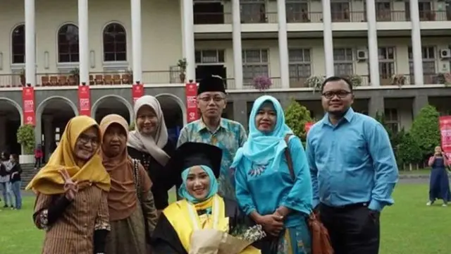 Bukan Meratapi Nasib, Perempuan Ini Buktikan Bisa Lulus Kuliah Meskipun Kakinya Telah Lumpuh karena Kecelakaan