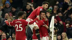 Penyerang Manchester United (MU) Cristiano Ronaldo, kanan, berselebrasi setelah mencetak gol kedua timnya ke gawang Arsenal pada pekan ke-14 Liga Inggris 2021/2022 di Old Trafford, Jumat (3/11/2021) dini hari WIB. Dua gol Ronaldo membawa MU menang dramatis 3-2 atas Arsenal. (AP Photo/Dave Thompson)