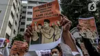 Sejumlah Guru Pendidikan Agama Islam (GPAI) melakukan aksi damai di depan gedung Kementerian Agama, Jakarta, Selasa (15/7/2025). (Liputan6.com/Herman Zakharia)