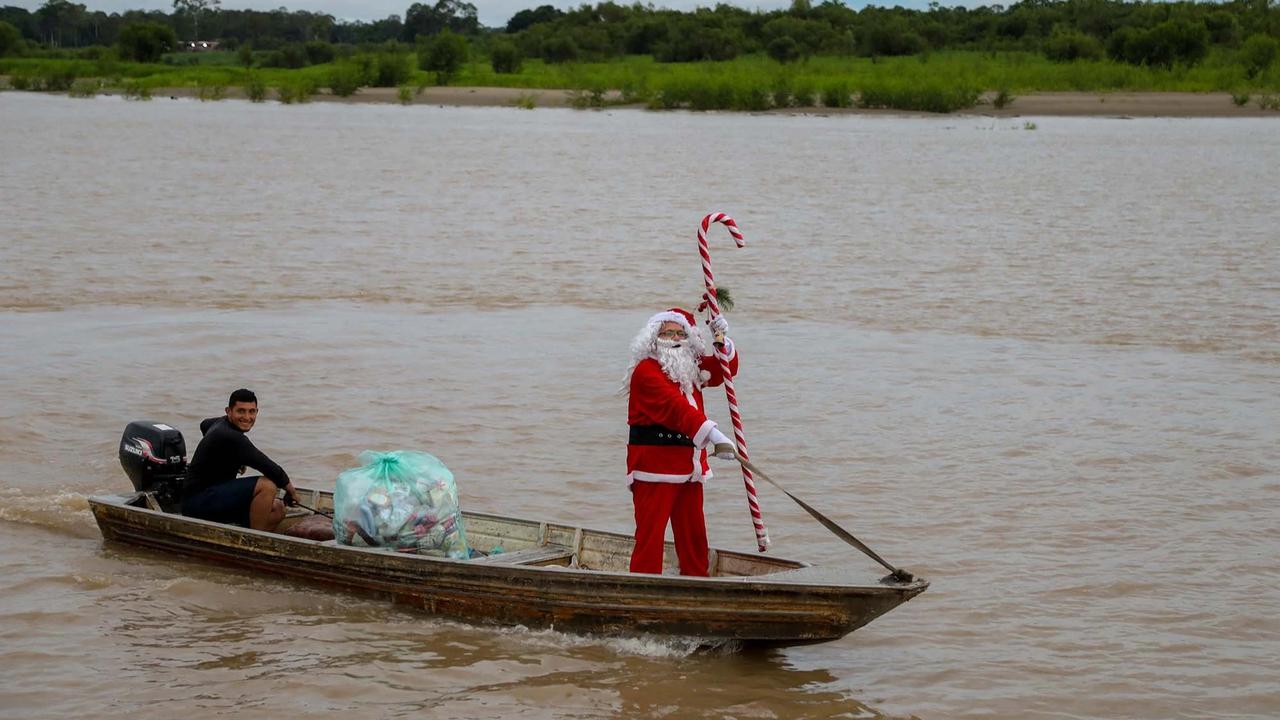 FOTO: Sinterklas Menyusuri Sungai Amazon Antar Hadiah Natal