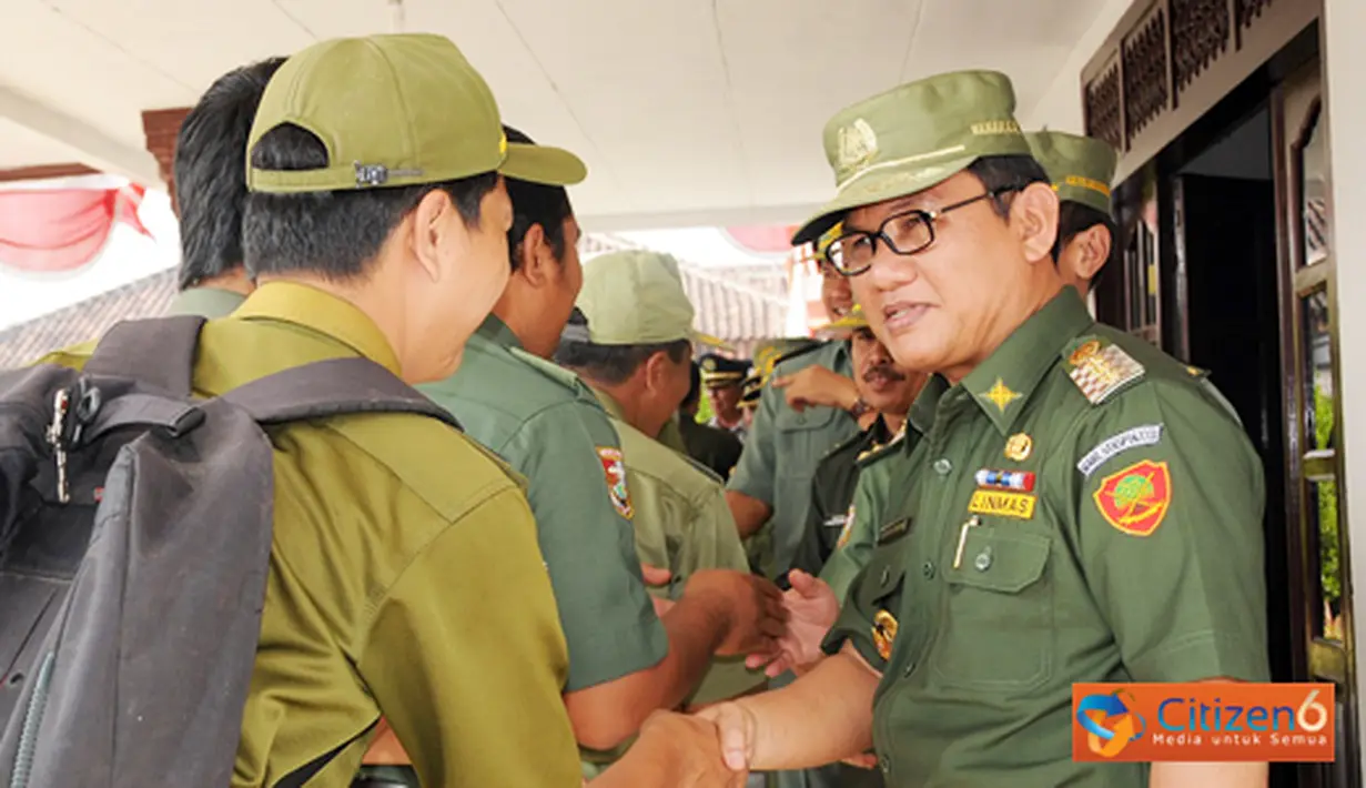 Penjabat Bupati Tulang Bawang Barat Hanan A Rozak menggelar halal bihalal dengan jajaran pegawai di lingkup Pemkab Tulang Bawang Barat seusai apel perdana pasca cuti lebaran, di halaman Kantor Bupati Tulang Bawang Barat, di panaragan Jaya, Senin (05/09).