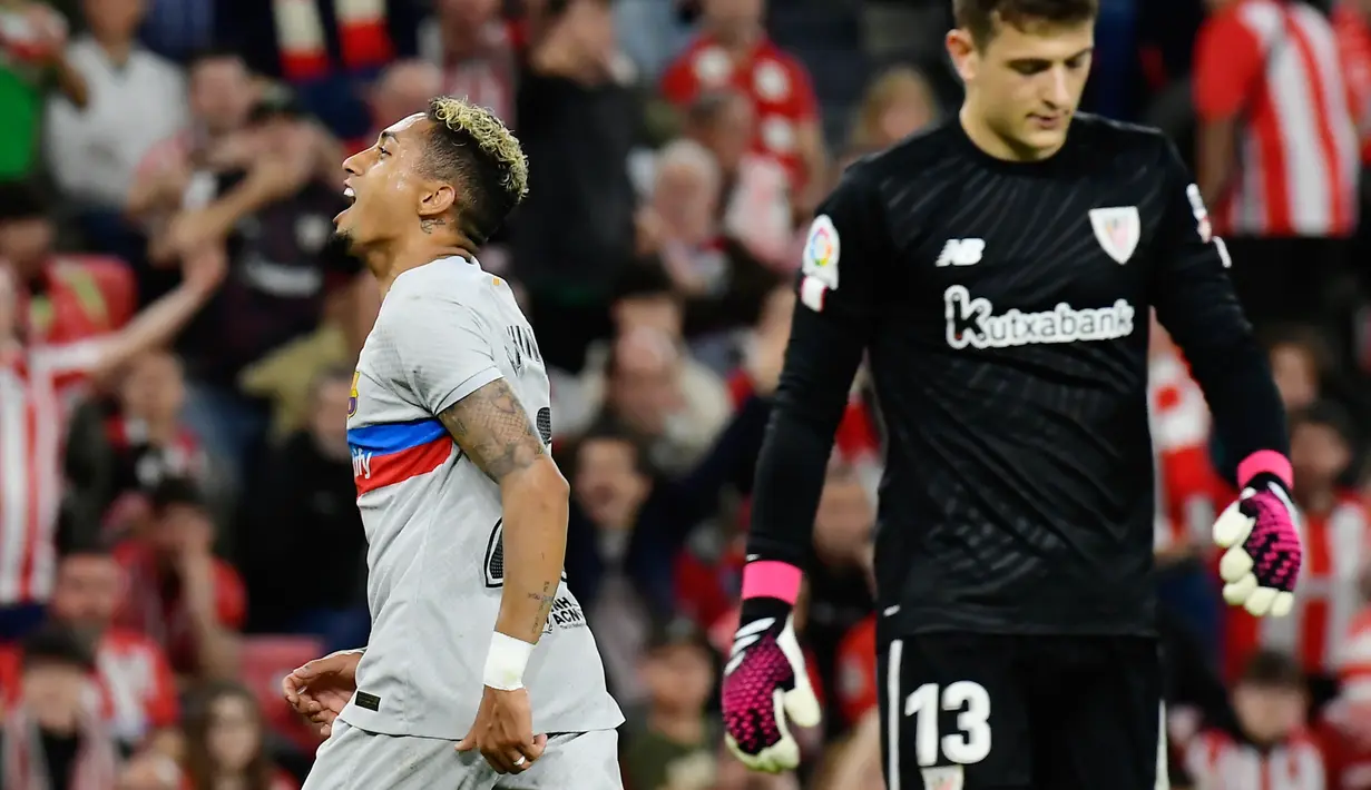 Pemain Barcelona Raphinha (​​kiri) merayakan setelah mencetak gol ke gawang Athletic Bilbao pada pertandingan sepak bola La Liga Spanyol di Stadion San Mames, Bilbao, Spanyol, 12 Maret 2023. Barcelona mengalahkan Athletic Bilbao dengan skor 1-0. (AP Photo/Alvaro Barrientos)