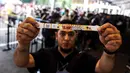 Meskipun begitu, pemegang tiket masih perlu menukar tiket digital yang mereka miliki dengan tiket fisik yang berbentuk gelang. (Liputan6.com/Johan Tallo)