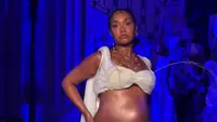 Leigh-Anne Pinnock eks Little Mix Bikin Heboh di London Fashion Week, Cairan Mirip ASI Keluar dari Dadanya