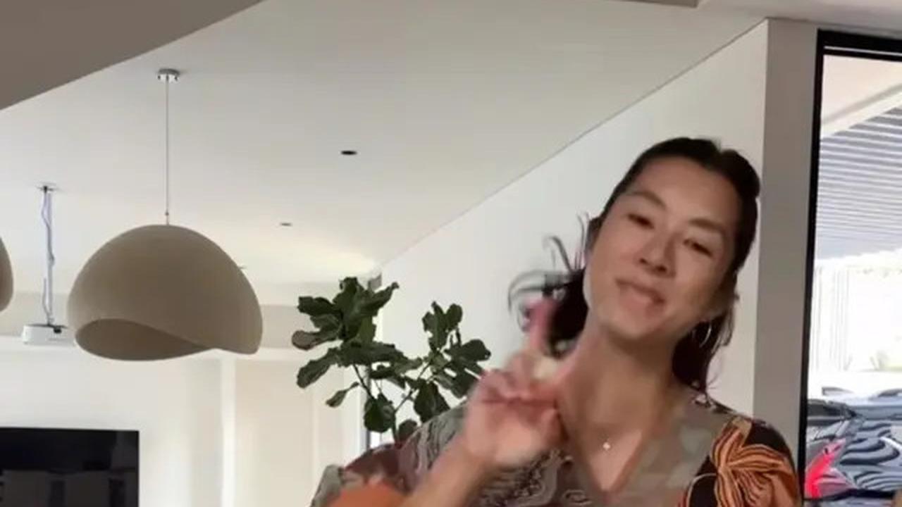 7 Potret Jennifer Bachdim Pakai Daster yang Jarang Tersorot, Tetap Menawan