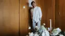 <p>Tampil berbeda dengan busana bernuansa semi formal, Jonatan Christie tampil ganteng dengan kemeja putih tanpa kerah, lengan panjang, dan celana kain berwarna cokelat netral. Foto: Instagram.</p>