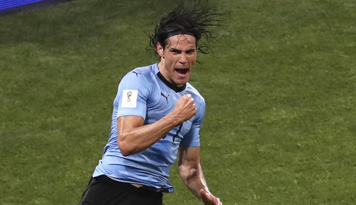 Striker Uruguay, Edinson Cavani, melakukan selebrasi usai mencetak gol ke gawang Portugal pada laga 16 besar Piala Dunia di Stadion Fisht, Sabtu (30/6/2018). Uruguay menang 2-1 atas Portugal. (AP/Darko Vojinovic)