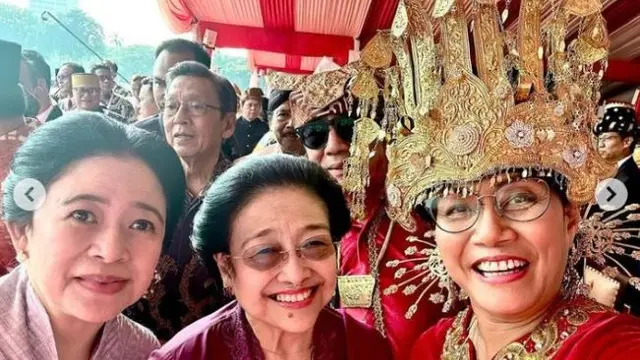Menteri Keuangan Sri Mulyani swafoto bersama Presiden ke-RI Megawati dan Ketua DPR Puan Maharani usai Upacara Hari Lahir Pancasila, Kamis (1/6/2023). (Foto: Instagram @smindrawati)