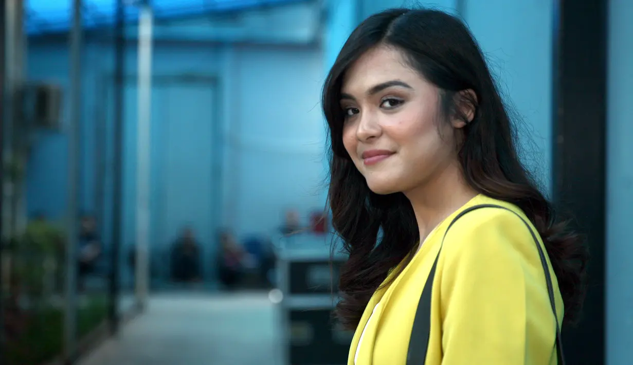 Menyandang gelar Sarjana Hukum tak lama lagi akan diraih oleh mantan pacar Baim Wong ini. Dan sekarang ini adalah masa-masa perjuangan Vebby dalam menyelesaikan tugas akhirnya untuk lulus. (Nurwahyunan/Bintang.com)