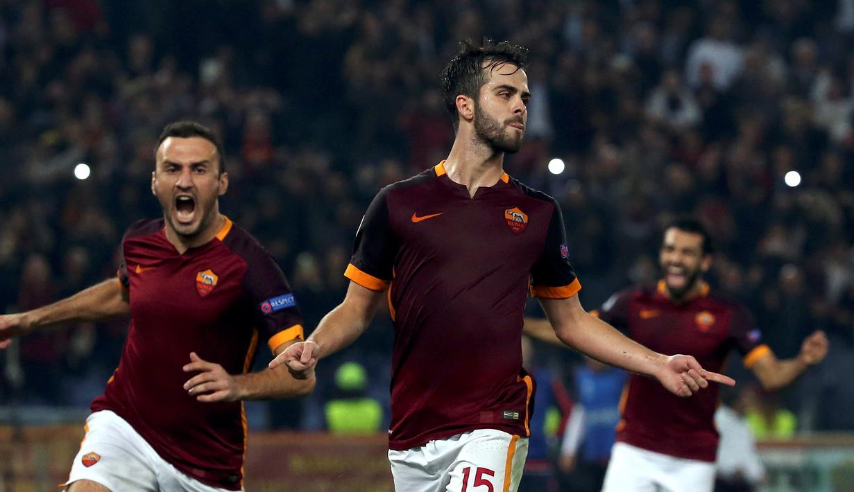 Selebrasi pemain AS Roma, Miralem Pjanic, setelah mencetak gol ketiga ke gawang Bayer Leverkusen dalam laga Grup E Liga Champions di Stadion Olimpico, Roma, Kamis (5/11/2015) dini hari WIB. (Reuters/Alessandro Bianchi)