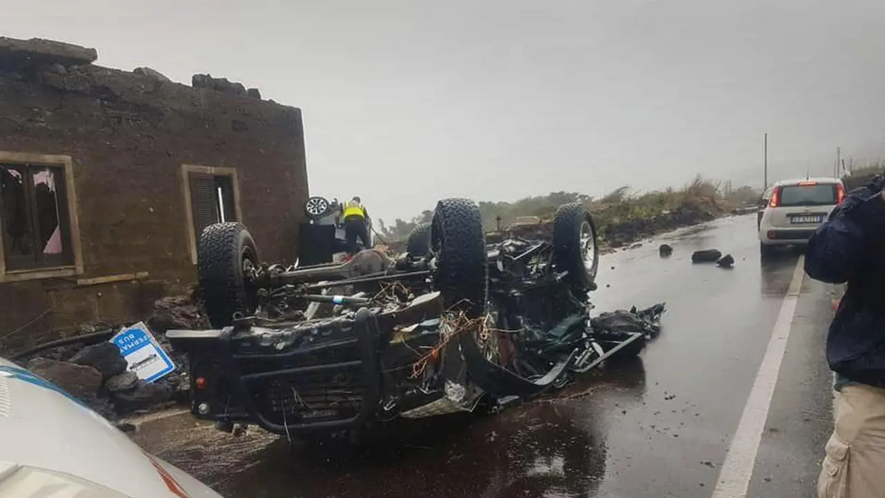 Badan mobil yang disapu tornado tergeletak di jalan di pulau selatan Italia Pantelleria, Sisilia, Jumat, 10 September 2021 (AP Photo)