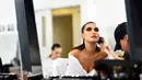 Bella Hadid, dipakaikan make-up saat di belakang panggung Blenheim Palace pada peragaan busana kolehsi Dior, Cruise 2017 di Woodstock, Inggris, 31 Mei 2016. Bella Hadid merupakan adik kandung dari model terkenal Gigi Hadid. (REUTERS / Dylan Martinez)