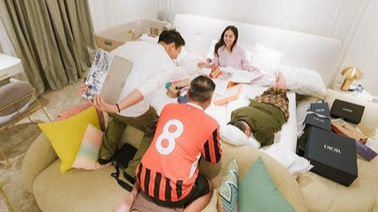 Potret Raffi Ahmad & Nagita Wedding Anniversary Ke-10, Dapat Kejutan dari Gading & Ariel di Kamar Tidur