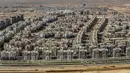 Gambar yang diambil pada 3 Agustus 2021 dari gedung pencakar langit "Menara Ikon" ini menunjukkan pemandangan bangunan tempat tinggal yang sedang dibangun di megaproyek "Ibu kota Administratif Baru" Mesir, sekitar 45 km timur Kairo. (Khaled DESOUKI/AFP)