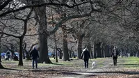 Warga berolahraga di Taman Hagley di Christchurch, Selandia Baru pada Minggu (9/8/2020). Selandia Baru pada Minggu kemarin telah berhasil melewati 100 hari tanpa merekam kasus Virus Corona COVID-19 yang ditularkan secara lokal. (AP Photo/Mark Baker)
