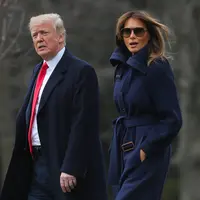 Dilansir dari HollywoodLife, Presiden Trump berselinguh dari Melania dengan beberapa perempuan. (PABLO MARTINEZ MONSIVAIS/AP/REX/HollywoodLife)