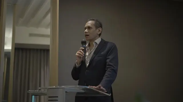 Perwakilan Mola TV, Mirwan Suwarso, ketika melepas Garuda Select angkatan ketiga berangkat ke Eropa.