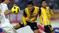 Malaysia's Mohd Safee Bin Mohd Sali  performs a header during the AFF Suzuki Cup's semi-final (second round) in Hanoi on December 18, 2010. Malaysia defeated Vietnam 2-0 after two semi-final matches. PHOTO/HOANG DINH Nam