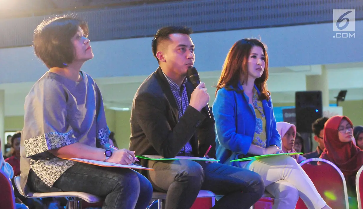 Wapemred SCTV, Endah Saptorini dan tim juri melakukan penilaian kepada peserta News Presenter Competition Emtek Goes To Campus 2017 di Kampus Unair, Surabaya, (14/9). (Liputan6.com/Helmi Afandi)