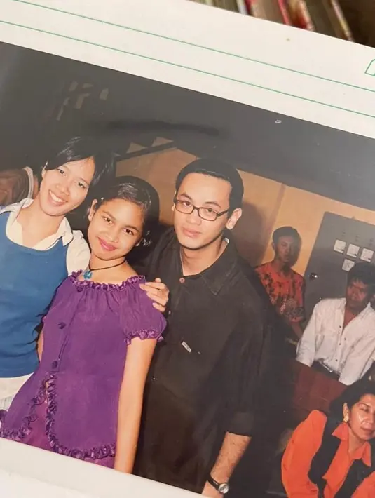 Mengunggah foto jadul, Andien mengenang kali pertama bertemu Reza Gunawan pada 1999 di ajang Jazz Goes To Campus. Klimaksnya ketika pelantun “Pulang” melahirkan anak pertama, Anaku Askara Biru. “Filosofi mengenai gentlebirth ia tularkan kepadaku, dan itu merupakan pintu gerbang terbesarku yang menuntunku melangkah pada banyak sekali keputusan-keputusan berikutnya dalam kehidupan,” ia mengingat. (Foto: Dok. Instagram @andienaisyah)