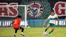 Memasuki menit ke-72, Timnas Indonesia berhasil menambah gol. Setelah melewati pemain lawan, Ricky menempatkan bola ke posisi kiri bawah gawang Timor Leste. (Bola.com/Maheswara Putra)