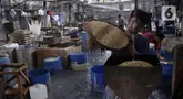 Pekerja melakukan proses pengolahan tahu di Sentra Industri Tahu, Jakarta, Kamis (10/7/2025). (Liputan6.com/Angga Yuniar)