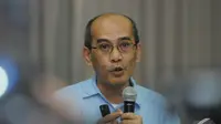 Ketua Tim Reformasi Tata Kelola Minyak dan Gas Bumi Faisal Basri saat konferensi pers di Jakarta, Minggu (21/12/2014). (Liputan6.com/herman Zakharia)