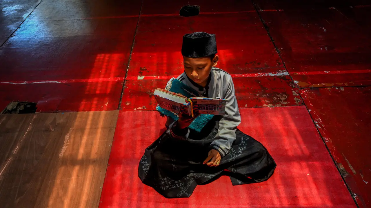 Puluhan Santri Tadarus Al-Quran Massal
