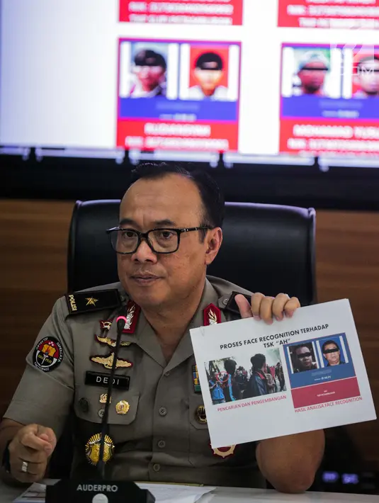 Kabiropenmas Divisi Humas Polri Dedi Prasetyo menunjukkan wajah tersangka dalam rilis perkembangan hasil penyidikan perkara kerusuhan 21-22 Mei di Jakarta, Jumat (5/7/2019). Terungkap ada delapan kelompok yang merancang kerusuhan 21-22 Mei pada beberapa titik Ibu Kota. (Liputan6.com/Faizal Fanani)