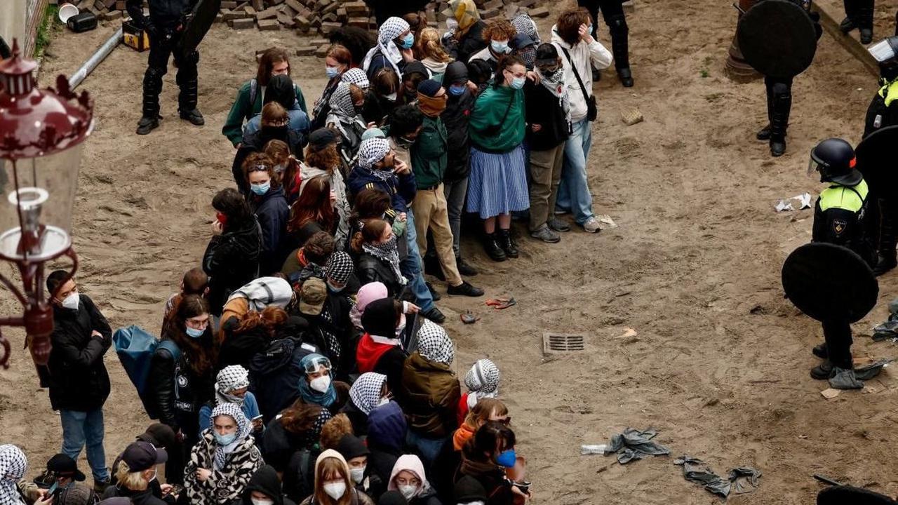 Namun, kepolisian anti huru-hara mampu merobohkan barikade yang dibuat pengunjuk rasa dan berhasil memukul mereka dengan tongkat dan sekop. Foto: REUTERS / Piroschka van de Wouw<br>