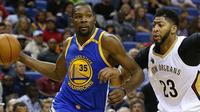 Kevin Durant (kiri) jadi bintang kemenangan Golden State Warriors saat mengalahkan New Orleans Pelicans, Sabtu (29/10/2016) WIB. (Golden State Warriors)