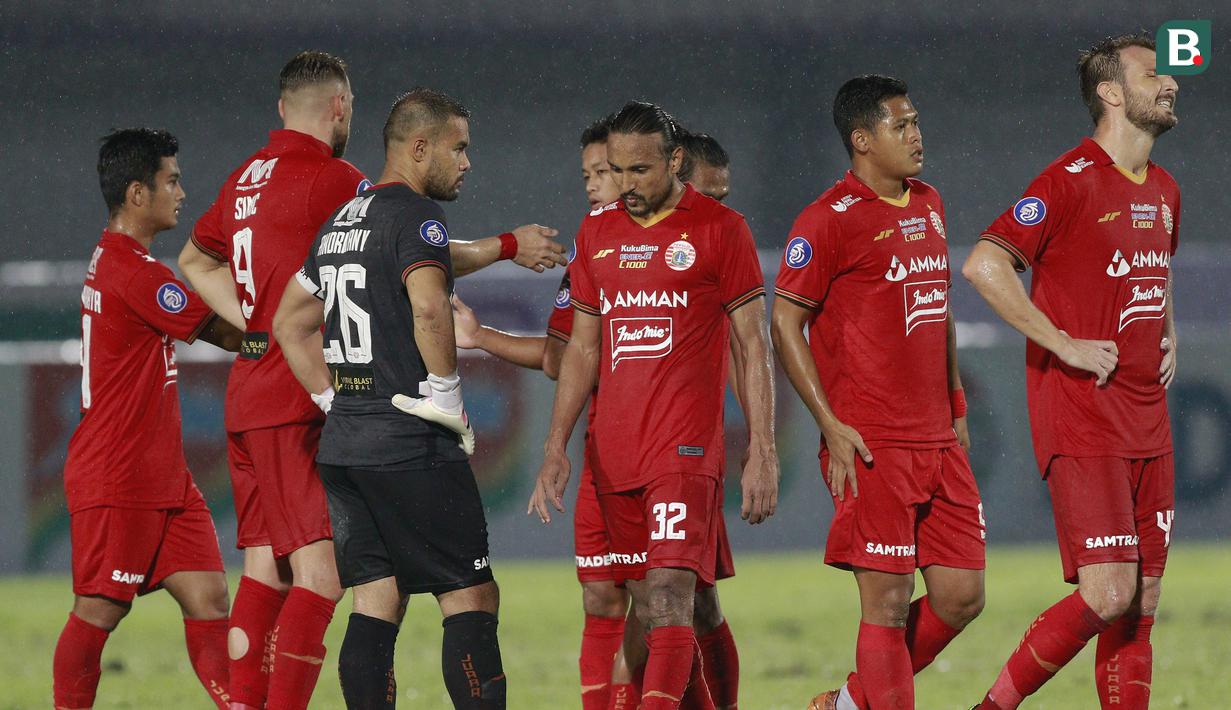 Para pemain Persija Jakarta tampak lesu usai ditahan imbang 2-2 oleh PSIS Semarang dalam laga pekan kedua BRI Liga 1 2021/2022 di Indomilk Arena, Tangerang, Minggu (12/9/2021). (Foto: Bola.Com/M. Iqbal Ichsan)