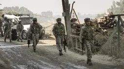 Pasukan paramiliter India berjalan dekat lokasi baku tembak di Kota Srinagar, ibu kota musim panas Kashmir yang dikuasai India, pada 12 Oktober 2020. Dua militan tewas dalam baku tembak dengan pasukan pemerintah di wilayah Kashmir yang dikuasai India. (Xinhua/Javed Dar)