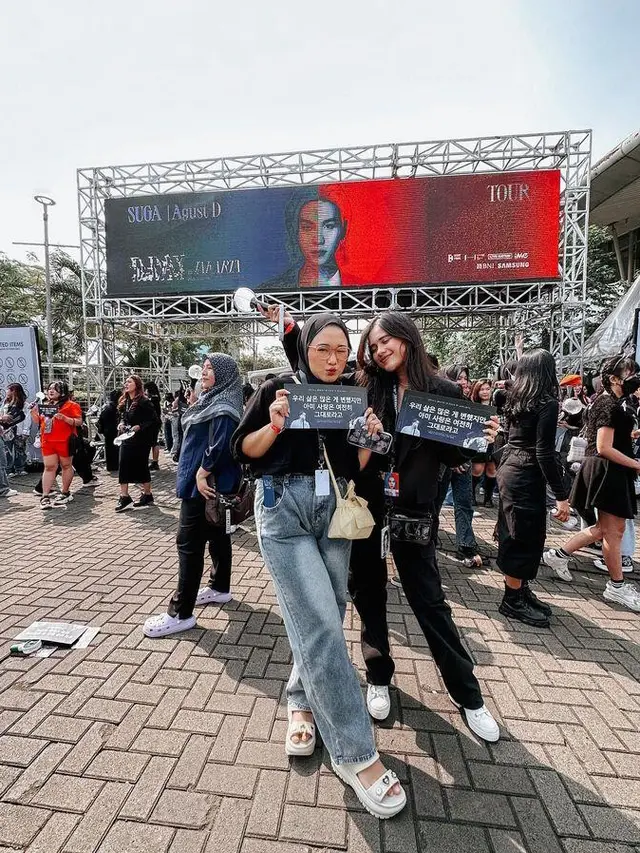 Gaya artis Indonesia saat nonton konser Suga BTS