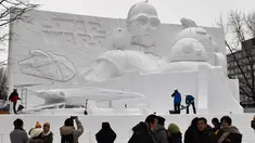 Sejumlah pengunjung melihat patung es Star Wars selama hari pembukaan Festival Salju Sapporo di Sapporo, Jepang (4/2). Festival Salju Sapporo dilangsungkan selama seminggu pada awal bulan Februari. (AFP Photo/Jiji Press)