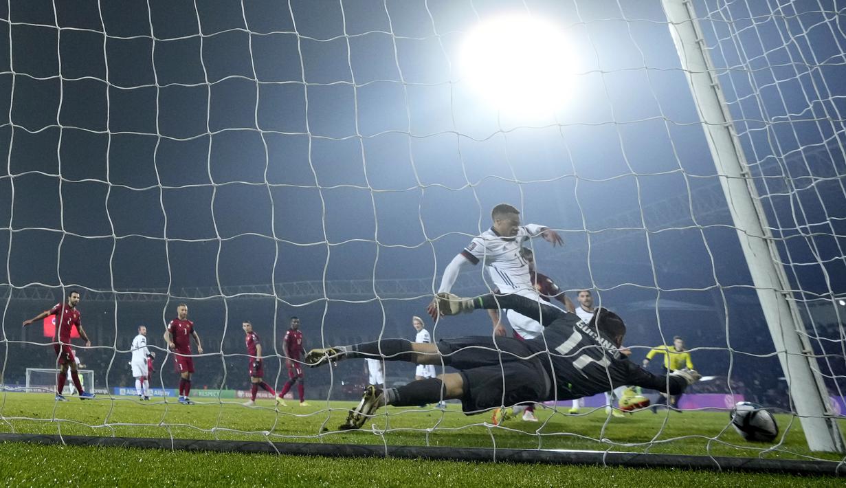 Lukas Nmecha - Tampil apik bersama Wolfsburg dengan torehan enam gol membuatnya dipanggil Timnas jerman. Pemain kelahiran tahun 1998 ini membukukan debutnya bersama Tim Panser pada 12 November 2021 lalu saat melawan Liechtenstein di Kualifikasi Piala Dunia 2022. (AP/Pavel Golovkin)