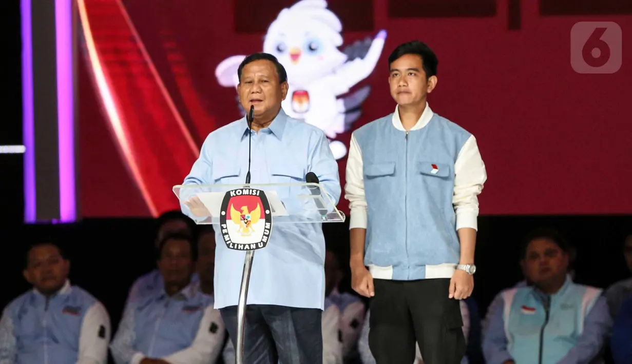 <p>Calon Presiden dan Calon Wakil Presiden nomor urut 2 Prabowo Subianto (kiri) dan Gibran Rakabuming Raka saat memberi pernyataan penutup Debat Kelima Pilpres 2024 di Jakarta Convention Center (JCC), Jakarta, Minggu (4/2/2024). (Liputan6.com/Angga Yuniar)</p>