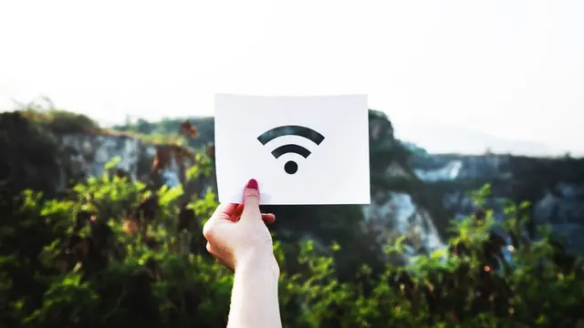 Jangan Sembarangan Pakai Wi-Fi Publik, Begini Cara Aman Transaksi Digital